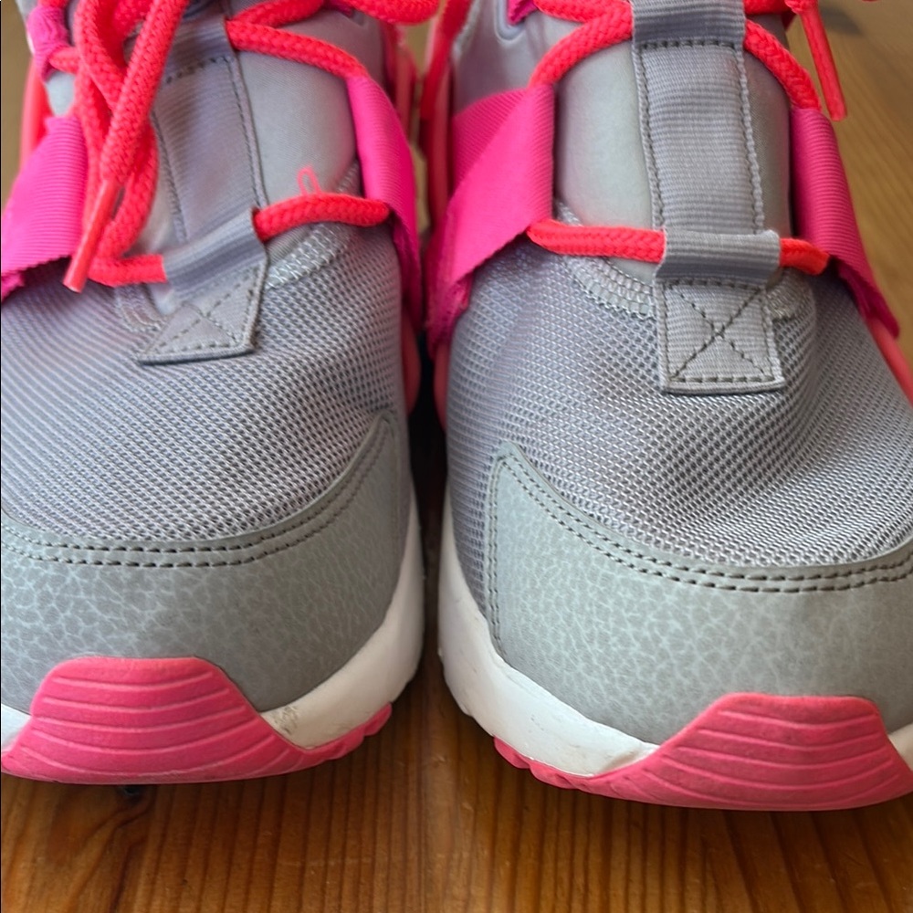 Nike Gray and Pink Athletic Shoes with Modern Design - Picture 4 of 9